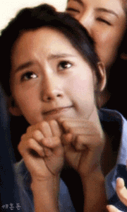 拽紧拳头皱眉头的女生