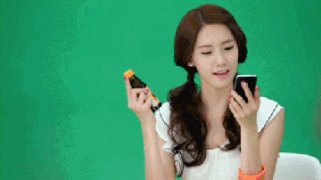 左手拿手机，右手拿酱油