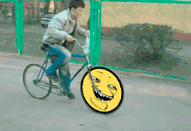 恶搞骑自行车摔跤的男人
