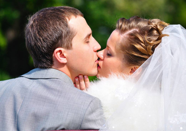 新郎新娘吻一个