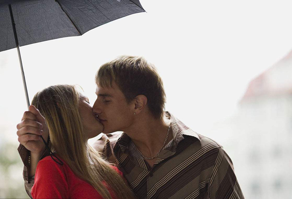 浪漫爱人伞下KISS一下