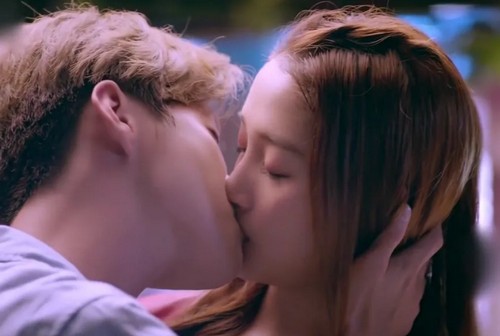 抚摸着你的头来一个深情之吻吧