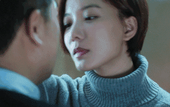 美女热情的主动接吻