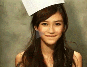 戴白帽帽的可爱美女