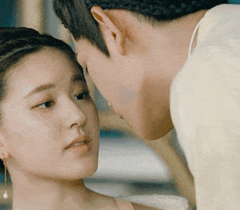 俯身在美女脸上轻轻的一吻