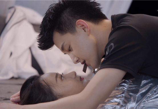 帅哥推倒美女，深情的望着对方