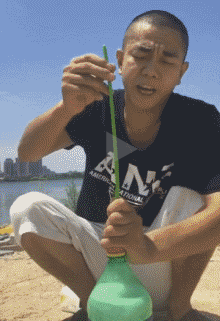 从瓶子里面变气球出来的男人
