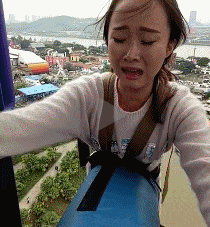 胆大敢玩的妹子，最后一刻却害怕极了