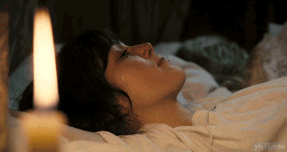 美女转身吹灯，睡觉