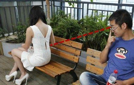 好色的男人偷看旁边女人的后背