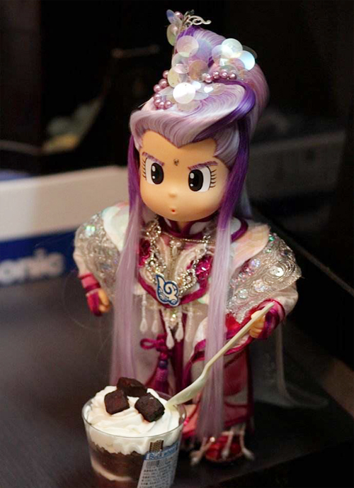 卡通娃娃吃蛋糕