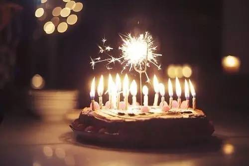 为你点燃蜡烛，祝你生日快乐