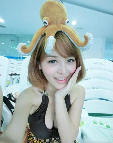 美女在头上放玩具八爪鱼