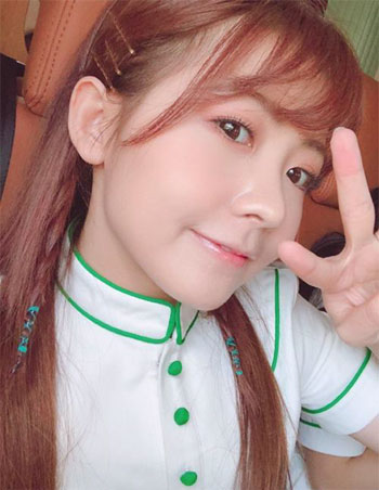 美女举起标准的剪刀手