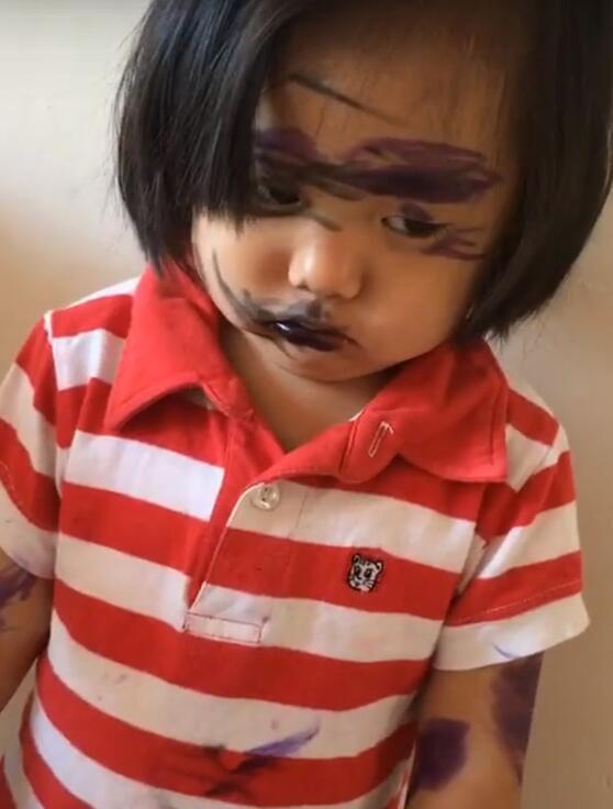拿着水彩笔学妈妈给自己化妆