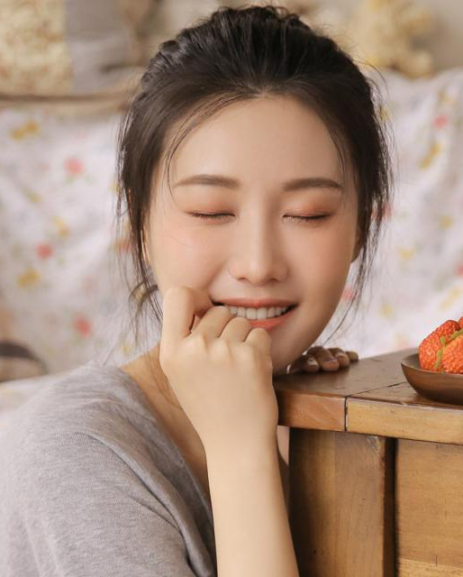 美女假装闭眼调皮一笑