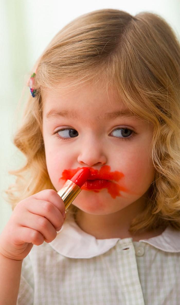 学妈妈涂口红的小女孩