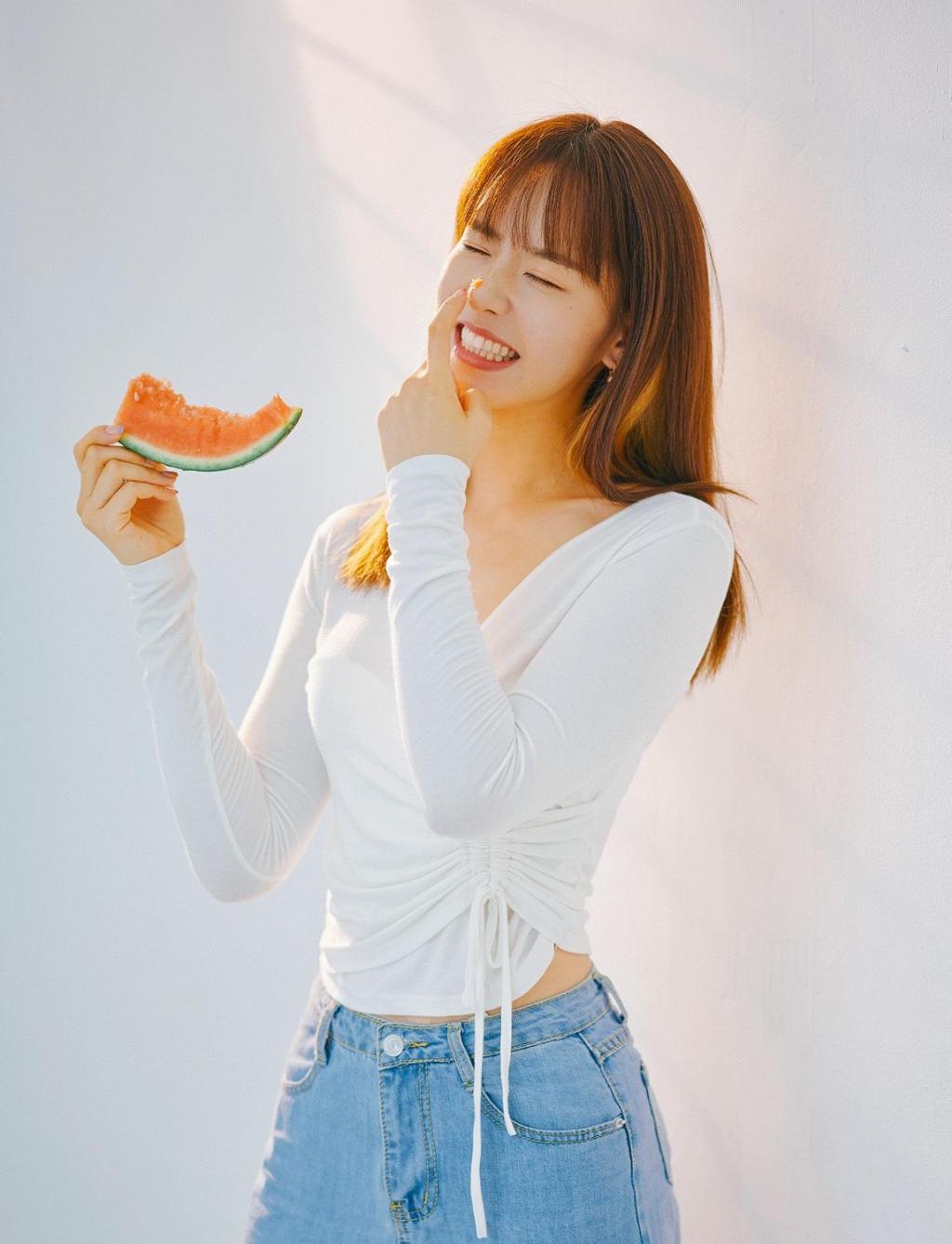 西瓜太甜了，美女吃起来真开心