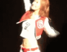 跳舞做心形的美丽女孩