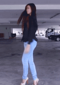 高个女生转身跳舞