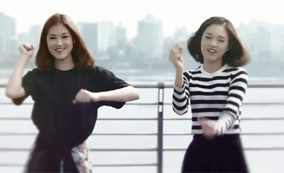 两位跳舞的美女
