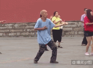 不服老的大爷真是广场舞中的显眼包