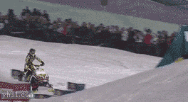 骑滑雪车空中翻身跌落