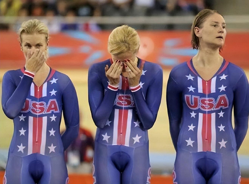 这是谁设计的服装？就像尿湿了一样，是不是该拖出来打一顿