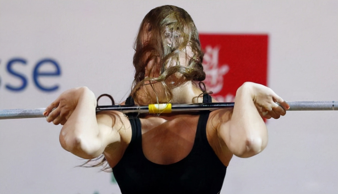 这么长的头发真会影响发挥，挡着脸都看不清了