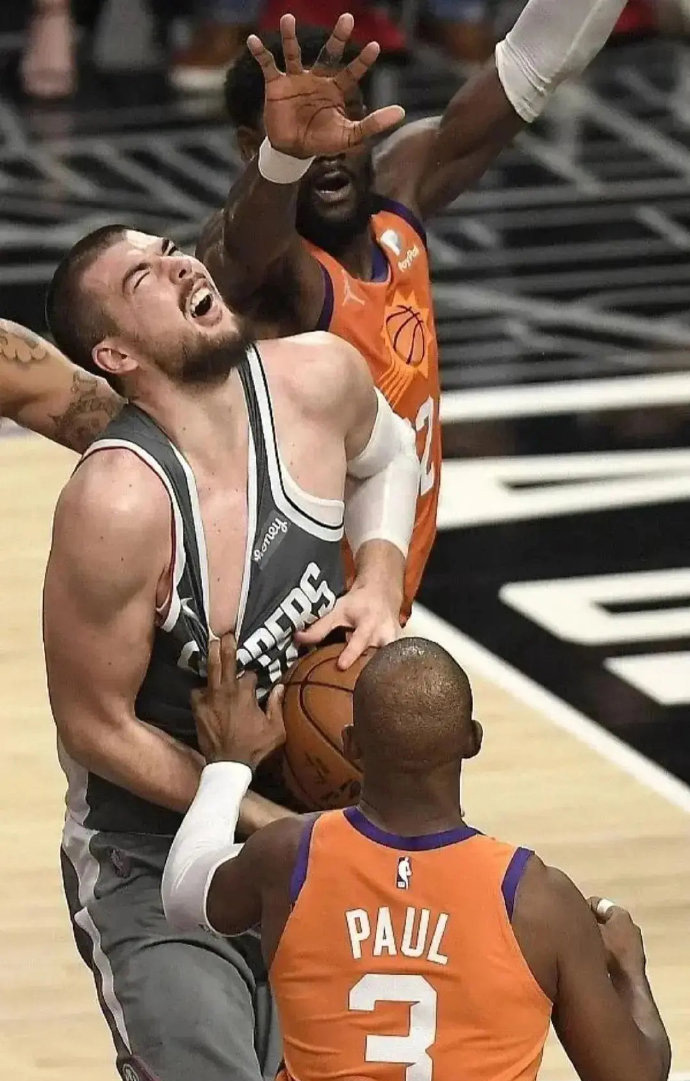 篮球场上为了抢到球，无下限拉扯对手衣服