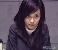 美女低头做鬼脸