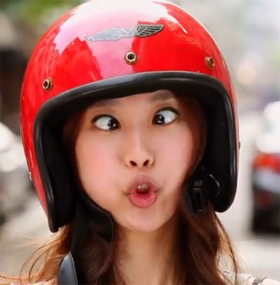 戴头盔犯二的女生