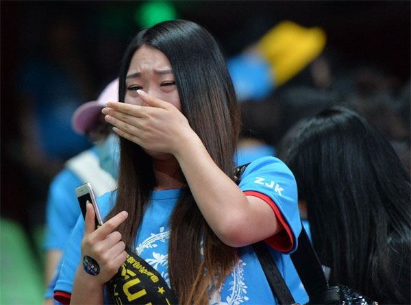 女球迷掩饰不住自己球队输球后的悲伤心情