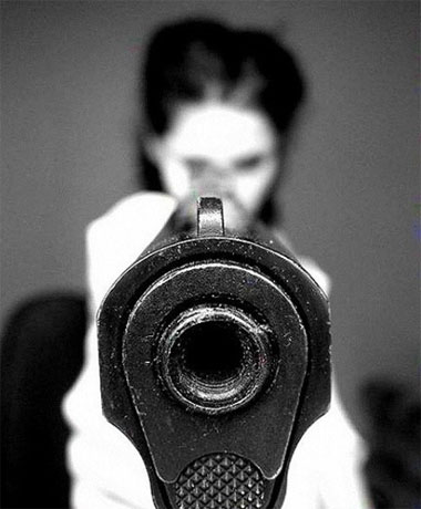 黑洞洞的枪口对准你了