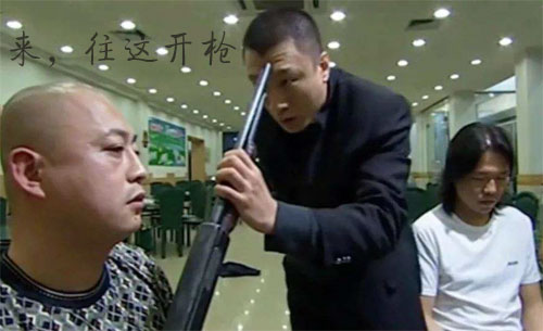 来来，有胆你就往这开枪