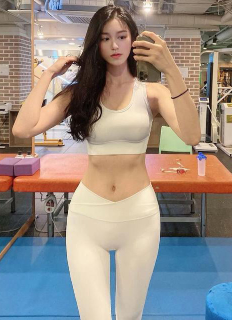 在健身房自拍的性感白衣女子