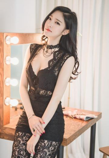 穿黑色性感晚装的漂亮女生