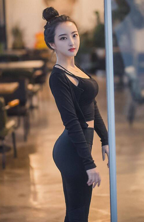 扎丸子头的苗条小姐姐