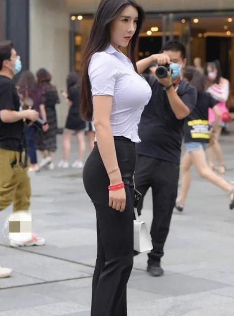 拥有极品身材的美女在大街上拍美照