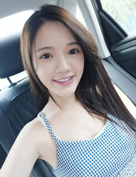 穿吊带裙的妹子在车里开心自拍