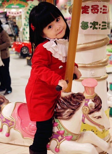 骑木马的小美女