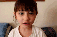 不停讲话的小女孩