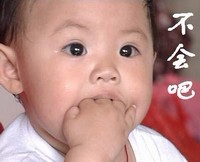 把手含在嘴里惊讶的小孩