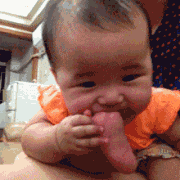 不停咬脚趾头的小孩