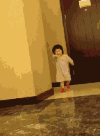 追逐玩闹的两胞胎小姐妹