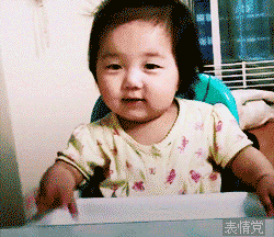 可爱小女孩用手抓东西