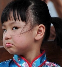 歪头嘟嘴斜眼瞪人的小丫头