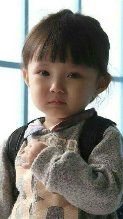 伤心哭泣的小女孩