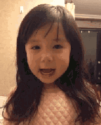 小孩对着镜子做怪相
