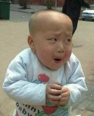 小男孩怪异的惊讶表情